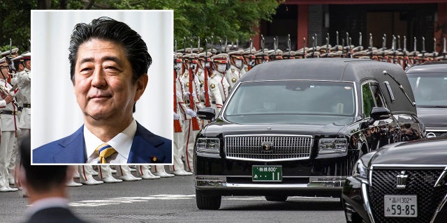 2022 年 7 月 12 日，日本东京，安倍晋三葬礼结束后，一辆载有日本前首相安倍晋三遗体的汽车离开增上寺。  （山崎雄一/盖蒂图片社）