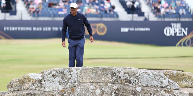 Tiger Woods fra USA ser fra Bridge 18 under en træningsrunde forud for 150th Open på den gamle St Andrews Course den 12. juli 2022 i St Andrews, Skotland. 