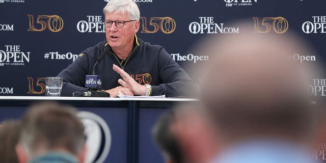 Martin Slumbers, administrerende direktør for R&A, taler ved en pressekonference under træningsrunden forud for 150th Open på den gamle St Andrews Course den 13. juli 2022 i St Andrews, Skotland.