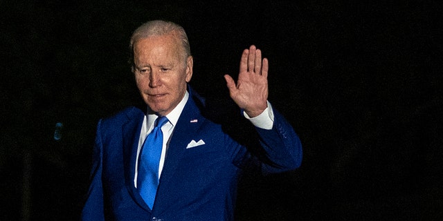 华盛顿, DC - JULY 16: President Joe Biden walks off Marine One on the South Lawn of the White House on July 16, 2022 在华盛顿, D直流电