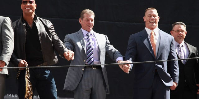 The Rock, Vince McMahon, John Cena y Michael Cole asisten a la conferencia de prensa de WrestleMania 29 en el Radio City Music Hall el 4 de abril de 2013 en la ciudad de Nueva York.