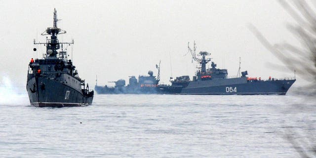 Schiffe der russischen Marine legten am 4. März 2014 in der Bucht von Sewastopol auf der Krim an.