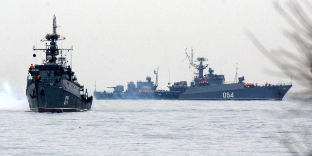 Barcos de la armada rusa atracaron en la bahía de Sebastopol el 4 de marzo de 2014. Las fuerzas rusas han rodeado las bases militares ucranianas en Crimea, ya que la región autónoma de habla rusa se ha sumido en la agitación después de la destitución el mes pasado del presidente Viktor Yanukovych, respaldado por Moscú. 