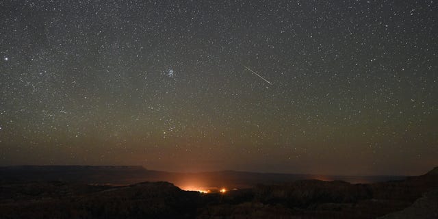 Un meteorito Perseida atraviesa el cielo sobre el punto de inspiración a principios del 12 de agosto de 2016, en el Parque Nacional Bryce Canyon, Utah.