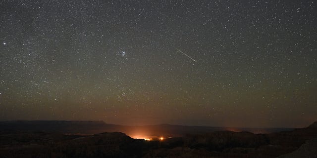 Un meteorito Perseida atraviesa el cielo sobre el punto de inspiración a principios del 12 de agosto de 2016, en el Parque Nacional Bryce Canyon, Utah.