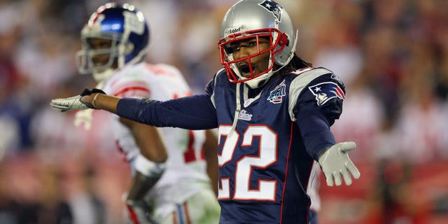 El esquinero de los New England Patriots, Asante Samuel, celebra después de romper un pase de los New York Giants en el Super Bowl XLII el 3 de febrero de 2008 en el estadio de la Universidad de Phoenix en Glendale, Arizona.