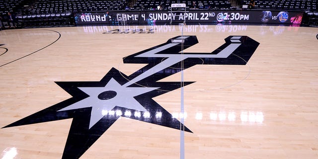Le logo des San Antonio Spurs est visible avant le match contre les Golden State Warriors lors du troisième match du premier tour des éliminatoires de la NBA 2018 le 19 avril 2018, au AT&T Center de San Antonio, Texas. 