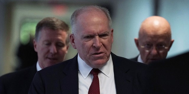 El exdirector de la CIA, John Brennan, en el centro, y el exdirector de Inteligencia Nacional, James Clapper, a la derecha, llegan a una audiencia a puerta cerrada ante el Comité de Inteligencia del Senado (Selecto) el 16 de mayo de 2018 en el Capitolio en Washington, DC. 
