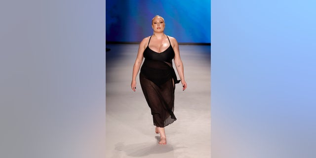 Hayley Hasselhoff is a celebrated curve model.