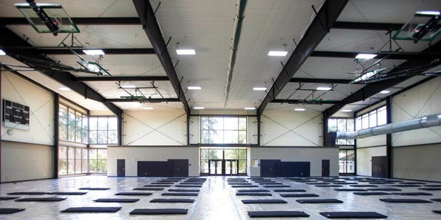 Las camas se colocan en un centro de enfriamiento en el Centro Comunitario Charles Jordan en Portland, Oregon, el 26 de julio de 2022. 