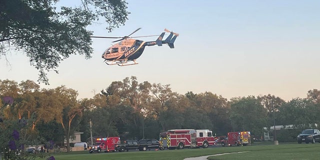 Dos personas resultaron gravemente heridas y tuvieron que ser trasladadas en avión a hospitales locales después de que un SUV se estrellara contra una casa en Crystal Lake, Illinois, el miércoles 27 de julio de 2022.