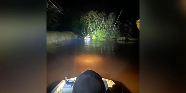 Los socorristas tuvieron que empujar sus botes a través del agua hasta la cintura en su camino hacia las víctimas después de encontrar múltiples atascos de troncos.