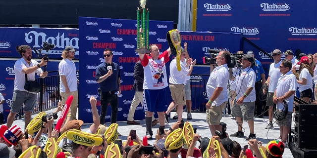 Joey Chesnut ganó el título masculino en el famoso concurso de comer perritos calientes de Nathan el 4 de julio de 2022 en Coney Island.  