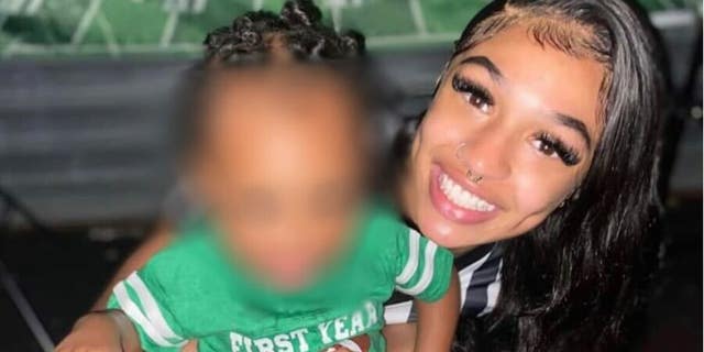 Azsia Johnson was shot killed this week while pushing a baby stroller in New York City. Op Vrydag, Isaac Argro was arrested for the killing, het die NYPD gesê. 