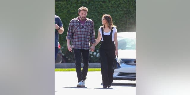 Ben Affleck và Jennifer Lopez được nhìn thấy vào ngày 13 tháng 4 năm 2022, tại Los Angeles vài ngày sau khi nữ ca sĩ xác nhận đính hôn với nam diễn viên.