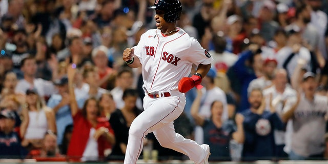 बोस्टन रेड सोक्स के जेटर डाउन्स ने बोस्टन में 9 जुलाई, 2022 को न्यूयॉर्क यांकीज़ के खिलाफ टीम के खेल की आठवीं पारी के दौरान एलेक्स वेर्डुगो द्वारा एकल पर स्कोर किया। 
