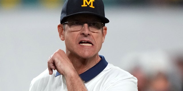 31 de diciembre de 2021;  Miami Gardens, Florida, Estados Unidos;  El entrenador en jefe de los Wolverines de Michigan, Jim Harbaugh, antes de la semifinal nacional de fútbol universitario del Orange Bowl contra los Bulldogs de Georgia en el Hard Rock Stadium.