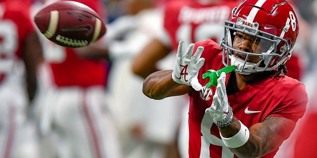 El receptor abierto de Alabama John Metchie III (8) se calienta antes del inicio del partido de fútbol americano universitario del Campeonato SEC entre Alabama Crimson Tide y Georgia Bulldogs el 4 de diciembre de 2021 en el Mercedes Benz Stadium en Atlanta, GA.