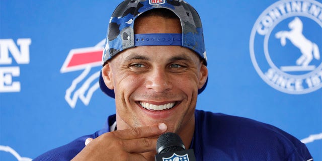 El profundo de los Buffalo Bills, Jordan Poyer (21), habla con los medios de comunicación después del campo de entrenamiento del equipo de fútbol americano de la NFL en Pittsford, NY, el domingo 24 de julio de 2022.