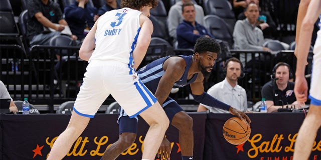 Memphis Grizzlies guard Shaq Buchanan is defended by Oklahoma City Thunder guard Josh Giddey (3) during the first half of an NBA summer league basketball game Wednesday, 칠월 6, 2022, in Salt Lake City.
