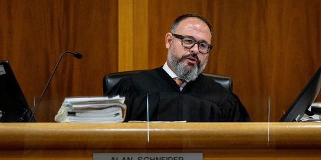 ون نویز، کالیفرنیا - 25 ژوئیه: قاضی دادگاه عالی، آلن اشنایدر در حین محکومیت جفری کوپر، معمار هالیوود و عضو آکادمی فیلم، که پس از مجرم شناخته شدن توسط هیئت منصفه در ماه مه به هشت سال زندان دولتی به جرم کودک آزاری محکوم شد، صحبت کرد. از سه مورد کودک آزاری، در دادگاه Van Nuys در Van Nuys، CA، دوشنبه، 25 ژوئیه، 2022. 