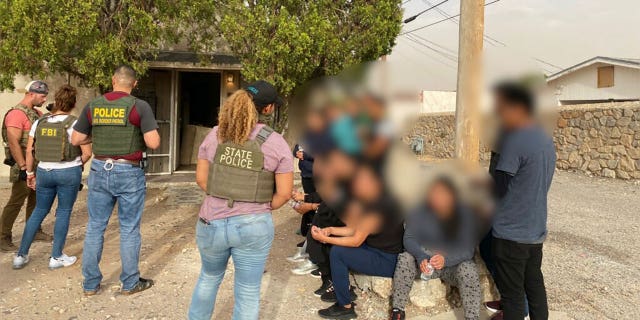 O FBI El Paso forneceu à Fox News Digital uma foto mostrando imigrantes resgatados de um esconderijo em um bairro de El Paso, Texas. 