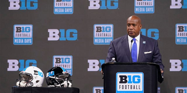 El comisionado de Big Ten, Kevin Warren, habla con los reporteros durante una conferencia de prensa de fútbol americano universitario de la NCAA durante los días de prensa de la conferencia Big Ten en el Lucas Oil Stadium el martes, 26 de julio de 2022, en Indianápolis. 