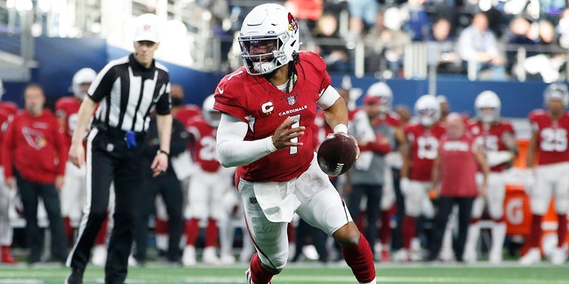 Arizona Cardinals quarterback Kyler Murray (1) rolt in het tweede kwartaal uit tegen de Dallas Cowboys in AT&T Stadium.
