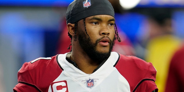 El mariscal de campo de los Arizona Cardinals, Kyler Murray, calienta antes de un partido de fútbol americano de playoffs de la NFL contra Los Angeles Rams en Inglewood, California, el lunes 17 de enero de 2022.