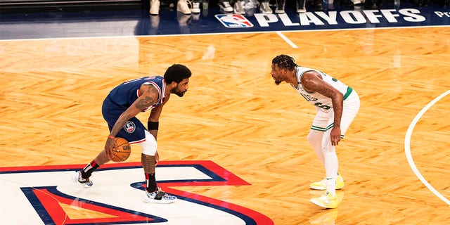 카이리 어빙 #11 of the Brooklyn Nets handles the ball against Marcus Smart #36 of the Boston Celtics during Round 1 경기 4 of the NBA Playoffs on April 25, 2022 at the Barclays Center in Brooklyn, 뉴욕. 