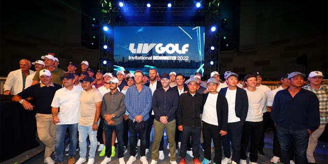 Les équipes posent pour une photo de groupe lors de la soirée de bienvenue du LIV Golf Invitational - Bedminster à Gotham Hall le 27 juillet 2022.