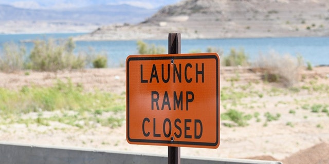 A sign for Lake Mead's launch ramp that says "closed"