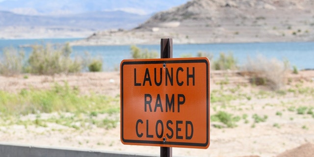 A sign for Lake Mead's launch ramp that says "closed"