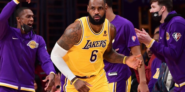 勒布朗·詹姆斯 (6) of the Los Angeles Lakers during a game against the Boston Celtics Dec. 7, 2021, 在洛杉矶斯台普斯中心.