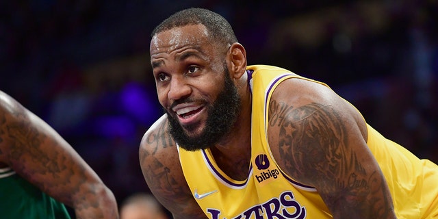LeBron James of the Los Angeles Lakers smiles during a game against the Boston Celtics Dec. 7, 2021, 在洛杉矶斯台普斯中心. 