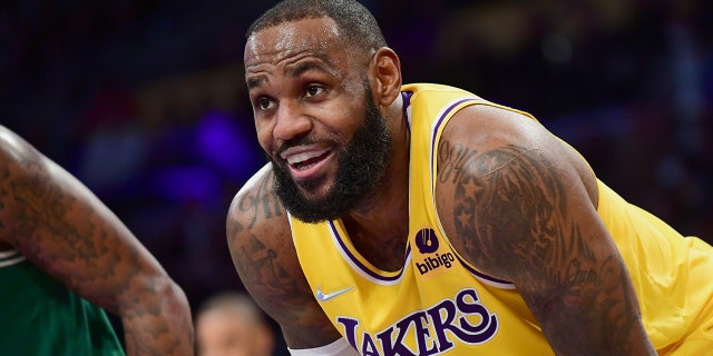 LeBron James of the Los Angeles Lakers smiles during a game against the Boston Celtics Dec. 7, 2021, 在洛杉矶斯台普斯中心.