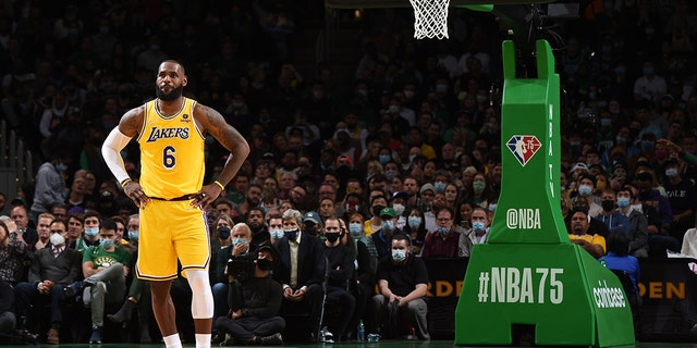 LeBron James of the Los Angeles Lakers during a game against the Boston Celtics Nov. 19, 2021, 在波士顿的 TD 花园.