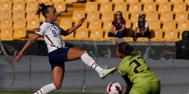 United States' Mallory Pugh, sinistra, and Haiti's goalkeeper Lara Larco battle for the ball during a CONCACAF Women's Championship soccer match in Monterrey, Messico, Lunedi, luglio 4, 2022.