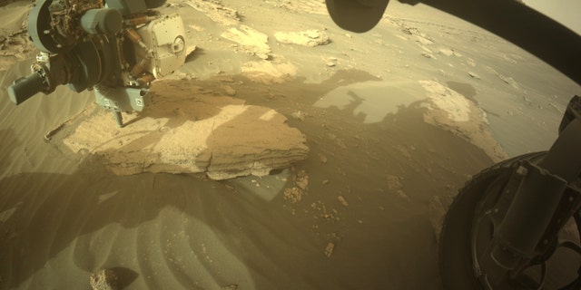 NASA „Mars Perseverance“ erdvėlaivis užfiksavo šį priekinės zonos vaizdą naudodamas priekinę kamerą ant nugaros, kad išvengtų pavojų dešinėje A.  .