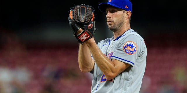 Max Scherzer of the New York Mets prepares to throw the pitch during the fifth inning of the team's baseball game against the Cincinnati Reds in Cincinnati, Tuesday, July 5, 2022. 