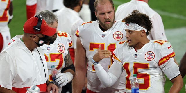 Kansas City Chiefs Patrick Mahomes speaks as a bystander with fellow players Daniel Kilgore (left) and Mitchell Schwartz during a match against Baltimore Ravens at the M & T Bank Stadium in Baltimore on September 28, 2020. increase.