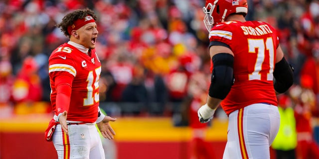 Patrick Mahomes (15), de los Kansas City Chiefs, felicita a Mitchell Schwartz (71) después de un touchdown en el primer cuarto del partido por el Campeonato de la AFC contra los Tennessee Titans en el Arrowhead Stadium el 19 de enero de 2020 en Kansas City, Missouri. 