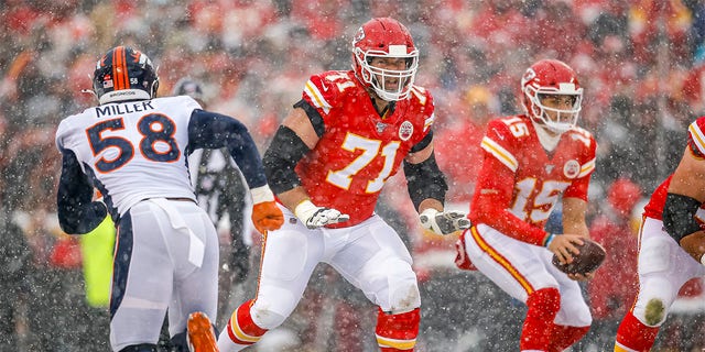 Mitchell Schwartz (71) of the Kansas City Chiefs prepares to rush the oncoming pass to Von Miller (58) of the Denver Broncos during the second quarter at Arrowhead Stadium on December 15, 2019 in Kansas City, Mo. 