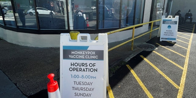 2022년 6월 28일 워싱턴 DC Health의 첫 번째 원숭이두 백신 클리닉 밖에 직원들이 앉아 있다.