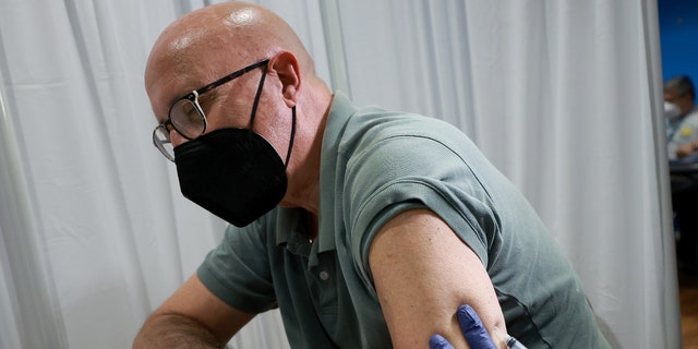 Zdravotnický pracovník podává vakcínu Michaelu Nicotovi pro prevenci opičích neštovic v Pride Center 12. července 2022 ve Wilton Manors na Floridě.