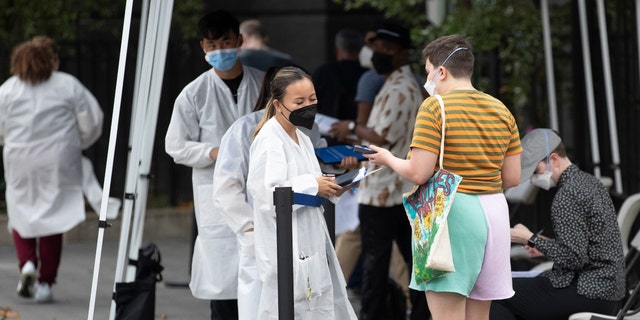 Le persone aspettano di ricevere il vaccino contro il vaiolo delle scimmie in un sito di vaccinazione di massa a Manhattan il 26 luglio 2022 a New York City. 