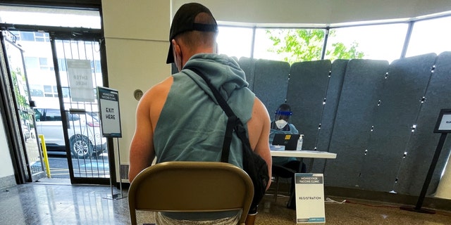 Ein Mann wartet auf seine Jynneos-Impfstoffdosis, als die Stadt am 28. Juni 2022 in Washington, USA, ihre erste Impfkampagne gegen Affenpocken startet. 