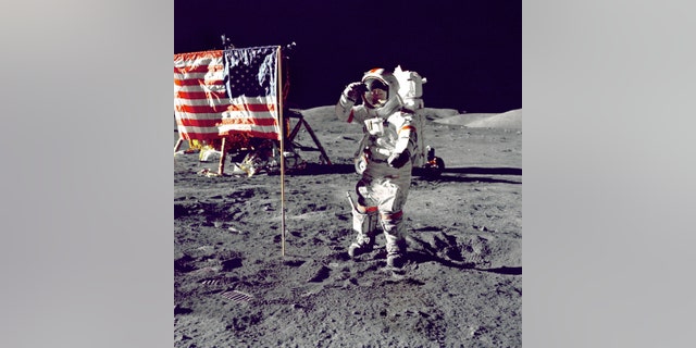 يلوح رائد الفضاء يوجين أ.سيرنان ، قائد أبولو 17 ، بالعلم الأمريكي على سطح القمر خلال نشاط خارج المركبة (EVA) خلال مهمة الهبوط على سطح القمر الأخيرة لوكالة ناسا.  الوحدة القمرية "تشالنجر" في الخلفية إلى اليسار خلف العلم والمركبة القمرية الجوالة (LRV) في الخلفية أيضًا.  كان سيرنان آخر رجل يمشي على القمر بعد الانتهاء من برنامج أبولو. 