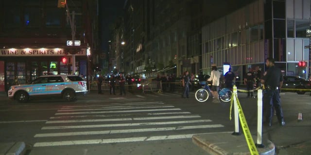 به گفته پلیس نیویورک، دو مظنون سرقت در منهتن در شهر نیویورک به سمت پلیس تیراندازی کردند که قبل از فرار مظنونان با یک خودروی سدان، جمعه، 29 ژوئیه 2022، به پلیس تیراندازی کردند.