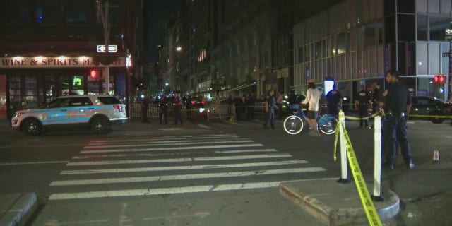 New York shootout breaks out between robbery suspects and police 2 Two robbery suspects in Manhattan in New York City opened fire on police, who returned fire before the suspects fled in a sedan on Friday, July 29, 2022, the NYPD said.
